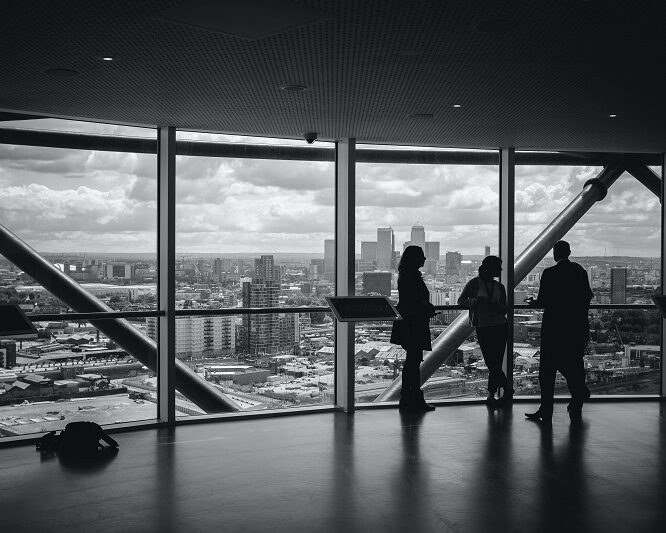 pho_people-meeting-office-view_bw