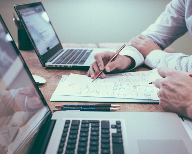 pho_working-desk-with-laptops_col