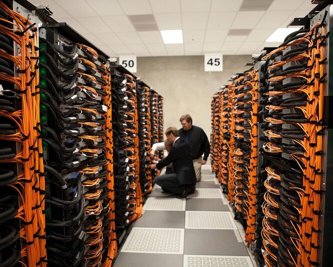 pho_dc-rack-cab-aisle-with-engineers_col